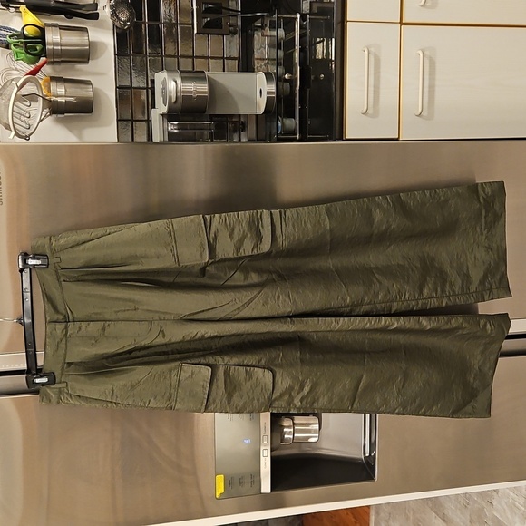 💕TIBI💕 Stella Crispy Nylon Pleated Cargo Pant ~ Army Green 2 NWT - Picture 8 of 15